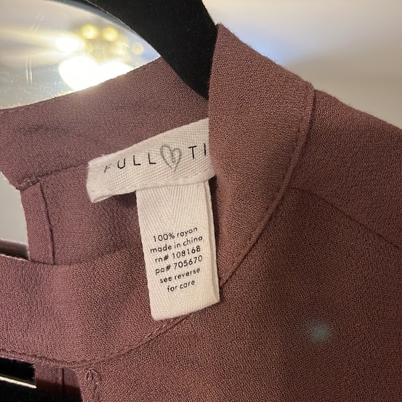 NWOT Tilly’s Mauve Keyhole Deep Vneck Blouse ~ Medium - Picture 2 of 4